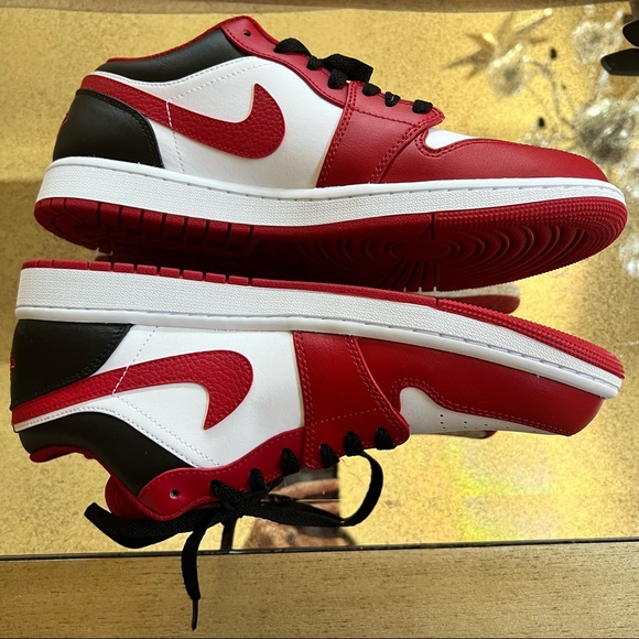NEW!! 100% AUTHENTIC NIKE AIR JORDAN 1 Low - Picture 5 of 8